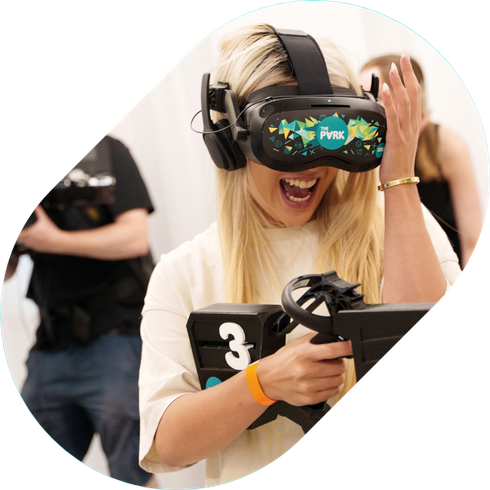 Collega's in VR-teambuilding in de arena van VR Zone Grimbergen
