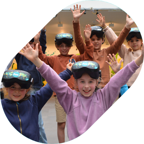 Kinderen en tieners vieren een verjaardag met VR-brillen in de arena van VR Zone Grimbergen
