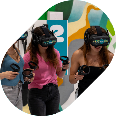 Groep tijdens een vrijgezellen die VR spelen